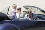 ibiza 27 juni 2016
Sonja Bakker met man Jan Reus en zoon Bram bij cala Bassa. Ze rijden in een VW kever cabrio.