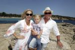 ibiza 27 juni 2016
Sonja Bakker met man Jan Reus en zoon Bram bij cala Bassa. Ze rijden in een VW kever cabrio.
