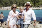 ibiza 27 juni 2016
Sonja Bakker met man Jan Reus en zoon Bram bij cala Bassa. Ze rijden in een VW kever cabrio.