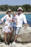 ibiza 27 juni 2016
Sonja Bakker met man Jan Reus en zoon Bram bij cala Bassa. Ze rijden in een VW kever cabrio.