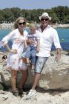 ibiza 27 juni 2016
Sonja Bakker met man Jan Reus en zoon Bram bij cala Bassa. Ze rijden in een VW kever cabrio.