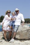 ibiza 27 juni 2016
Sonja Bakker met man Jan Reus en zoon Bram bij cala Bassa. Ze rijden in een VW kever cabrio.