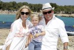 ibiza 27 juni 2016
Sonja Bakker met man Jan Reus en zoon Bram bij cala Bassa. Ze rijden in een VW kever cabrio.