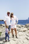 ibiza 27 juni 2016
Sonja Bakker met man Jan Reus en zoon Bram bij cala Bassa. Ze rijden in een VW kever cabrio.