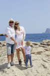 ibiza 27 juni 2016
Sonja Bakker met man Jan Reus en zoon Bram bij cala Bassa. Ze rijden in een VW kever cabrio.