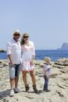 ibiza 27 juni 2016
Sonja Bakker met man Jan Reus en zoon Bram bij cala Bassa. Ze rijden in een VW kever cabrio.