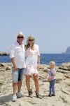 ibiza 27 juni 2016
Sonja Bakker met man Jan Reus en zoon Bram bij cala Bassa. Ze rijden in een VW kever cabrio.