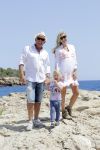 ibiza 27 juni 2016
Sonja Bakker met man Jan Reus en zoon Bram bij cala Bassa. Ze rijden in een VW kever cabrio.