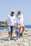 ibiza 27 juni 2016
Sonja Bakker met man Jan Reus en zoon Bram bij cala Bassa. Ze rijden in een VW kever cabrio.