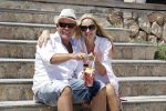 ibiza 27 juni 2016
Sonja Bakker met man Jan Reus en zoon Bram bij cala Bassa. Ze rijden in een VW kever cabrio.