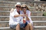ibiza 27 juni 2016
Sonja Bakker met man Jan Reus en zoon Bram bij cala Bassa. Ze rijden in een VW kever cabrio.