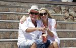 ibiza 27 juni 2016
Sonja Bakker met man Jan Reus en zoon Bram bij cala Bassa. Ze rijden in een VW kever cabrio.