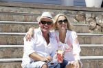 ibiza 27 juni 2016
Sonja Bakker met man Jan Reus en zoon Bram bij cala Bassa. Ze rijden in een VW kever cabrio.