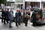 Den Bosch 123 juni 2018
Afscheidsdienst / begrafenis moeder Albert Verlinde . Onno Hoes draagt mede de kist.