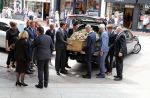 Den Bosch 123 juni 2018
Afscheidsdienst / begrafenis moeder Albert Verlinde . Onno Hoes draagt mede de kist.