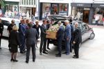 Den Bosch 123 juni 2018
Afscheidsdienst / begrafenis moeder Albert Verlinde . Onno Hoes draagt mede de kist.