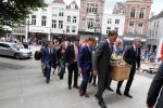 Den Bosch 123 juni 2018
Afscheidsdienst / begrafenis moeder Albert Verlinde . Onno Hoes draagt mede de kist.