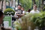 Amsterdam 16 juni 2018
Djarno Hofland met dochtertje op de cornelis schuytstraat