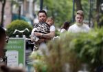Amsterdam 16 juni 2018
Djarno Hofland met dochtertje op de cornelis schuytstraat