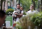 Amsterdam 16 juni 2018
Djarno Hofland met dochtertje op de cornelis schuytstraat