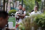 Amsterdam 16 juni 2018
Djarno Hofland met dochtertje op de cornelis schuytstraat