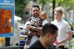Amsterdam 16 juni 2018
Djarno Hofland met dochtertje op de cornelis schuytstraat
