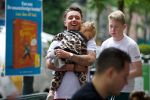 Amsterdam 16 juni 2018
Djarno Hofland met dochtertje op de cornelis schuytstraat