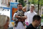 Amsterdam 16 juni 2018
Djarno Hofland met dochtertje op de cornelis schuytstraat