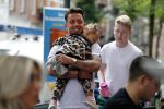 Amsterdam 16 juni 2018
Djarno Hofland met dochtertje op de cornelis schuytstraat