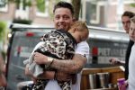 Amsterdam 16 juni 2018
Djarno Hofland met dochtertje op de cornelis schuytstraat