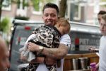 Amsterdam 16 juni 2018
Djarno Hofland met dochtertje op de cornelis schuytstraat