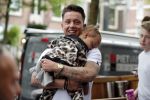 Amsterdam 16 juni 2018
Djarno Hofland met dochtertje op de cornelis schuytstraat