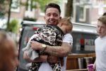 Amsterdam 16 juni 2018
Djarno Hofland met dochtertje op de cornelis schuytstraat