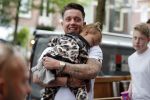 Amsterdam 16 juni 2018
Djarno Hofland met dochtertje op de cornelis schuytstraat