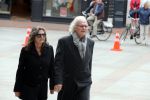 Den Bosch 123 juni 2018
Afscheidsdienst / begrafenis moeder Albert Verlinde . Onno Hoes draagt mede de kist. Eddy Habbema met vrouw
