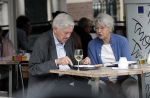 Amsterdam 19 juni 2018
Frits Bolkestein met zijn vrouw Femke Boersma op terras en op de utrechtsestraat.
