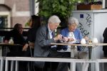 Amsterdam 19 juni 2018
Frits Bolkestein met zijn vrouw Femke Boersma op terras en op de utrechtsestraat.