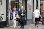 Amsterdam 19 juni 2018
Frits Bolkestein met zijn vrouw Femke Boersma op terras en op de utrechtsestraat.