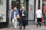 Amsterdam 19 juni 2018
Frits Bolkestein met zijn vrouw Femke Boersma op terras en op de utrechtsestraat.
