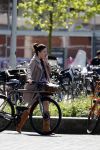 Amsterdam 20 juni 2018
Halina Reijn vertrekt met fiets na bezoek aan Lassus tandartsen.