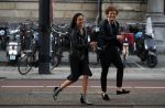 Amsterdam 11 juni 2018
Holly Brood en haar Vriend Soy Kroon dansend op straat
