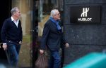 Amsterdam 16 juni 2018
De partner van Joop Braakhekke Wim met een kennis op de pc hooftstraat.
