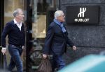 Amsterdam 16 juni 2018
De partner van Joop Braakhekke Wim met een kennis op de pc hooftstraat.
