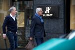 Amsterdam 16 juni 2018
De partner van Joop Braakhekke Wim met een kennis op de pc hooftstraat.
