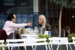 Amsterdam 23 april 2018
Judith Osborn met (een) vriend op straat en op terras bij George in Amsterdam zuid.