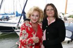 Muiden 18 juni 2018
UITREIKING COSMOQUEEN AWARD 2018 AAN KARIN BLOEMEN EN MARJOLEIN DE JONG door Anita Witzier.