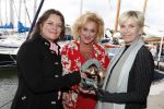 Muiden 18 juni 2018
UITREIKING COSMOQUEEN AWARD 2018 AAN KARIN BLOEMEN EN MARJOLEIN DE JONG door Anita Witzier.
