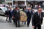 Den Bosch 123 juni 2018
Afscheidsdienst / begrafenis moeder Albert Verlinde . Onno Hoes draagt mede de kist.