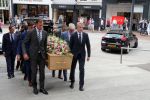 Den Bosch 123 juni 2018
Afscheidsdienst / begrafenis moeder Albert Verlinde . Onno Hoes draagt mede de kist.