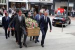 Den Bosch 123 juni 2018
Afscheidsdienst / begrafenis moeder Albert Verlinde . Onno Hoes draagt mede de kist.